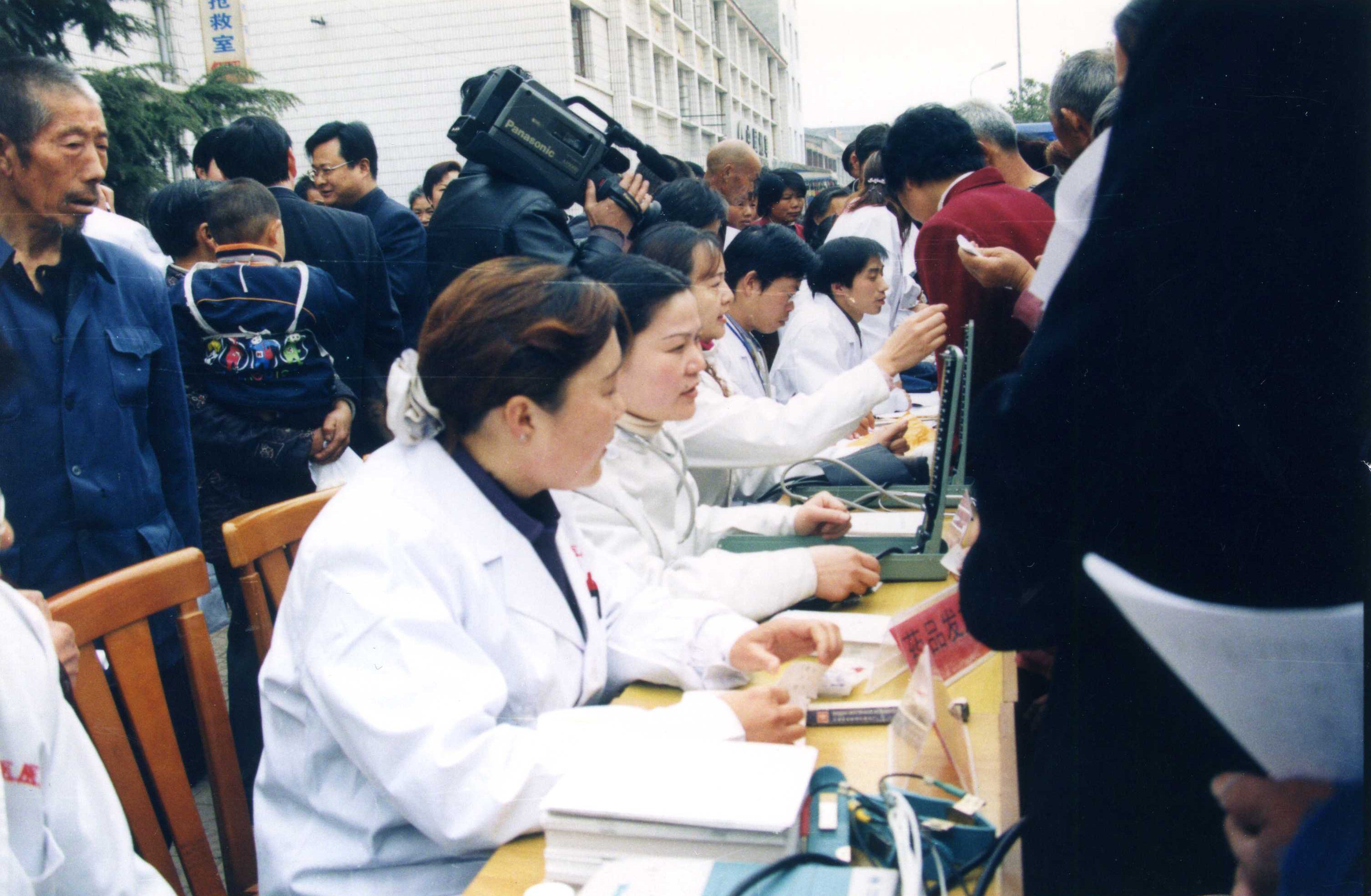 2005年3月，在乡村巡回医疗.jpg