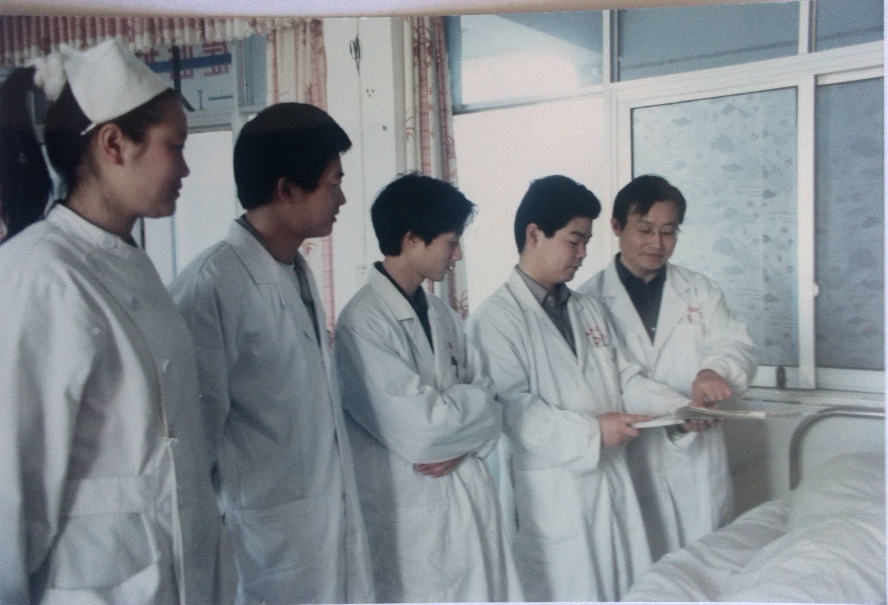 2003年6月，东风总医院神经外科专家龚常成在我院坐诊带教.jpg