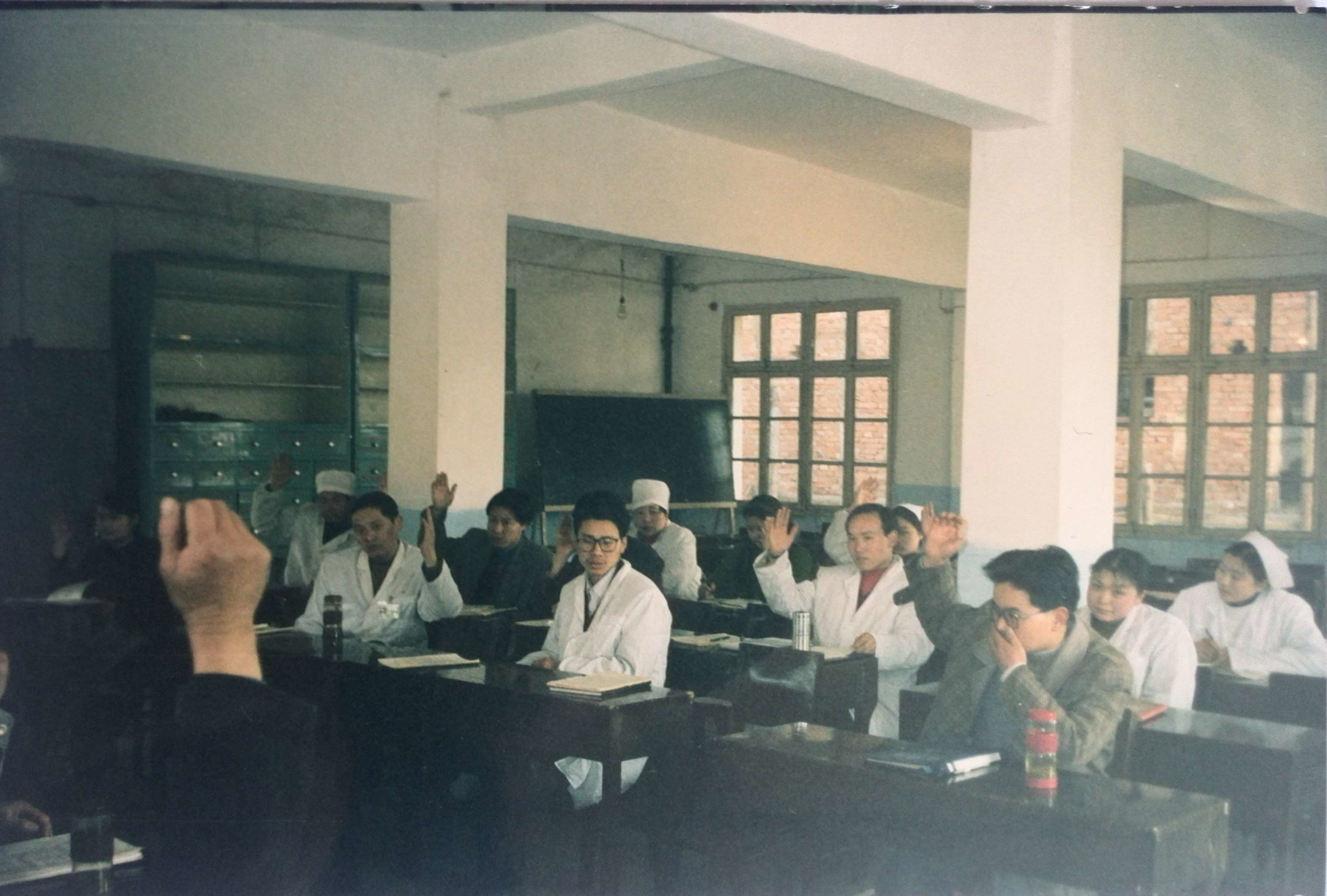 1999年11月，召开职工代表大会，举手表决医院重大事项.jpg