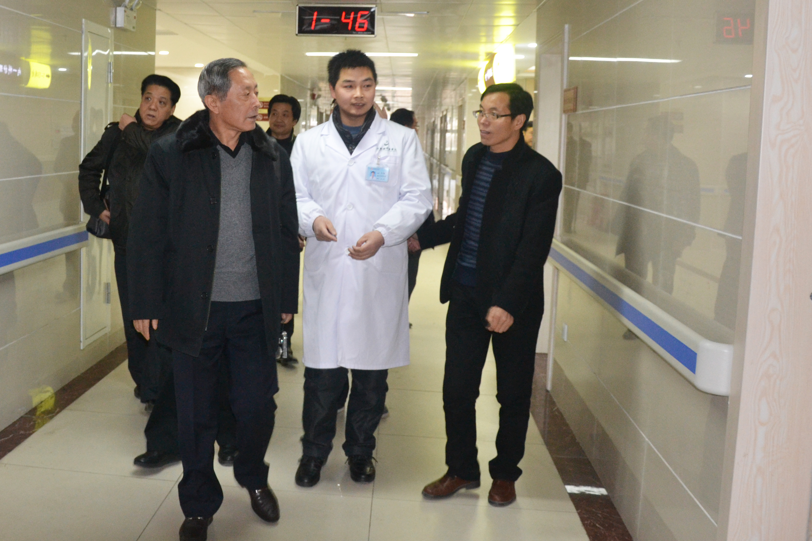 2014年12月，北京密云中医院专家深入科室了解业务情况。.jpg