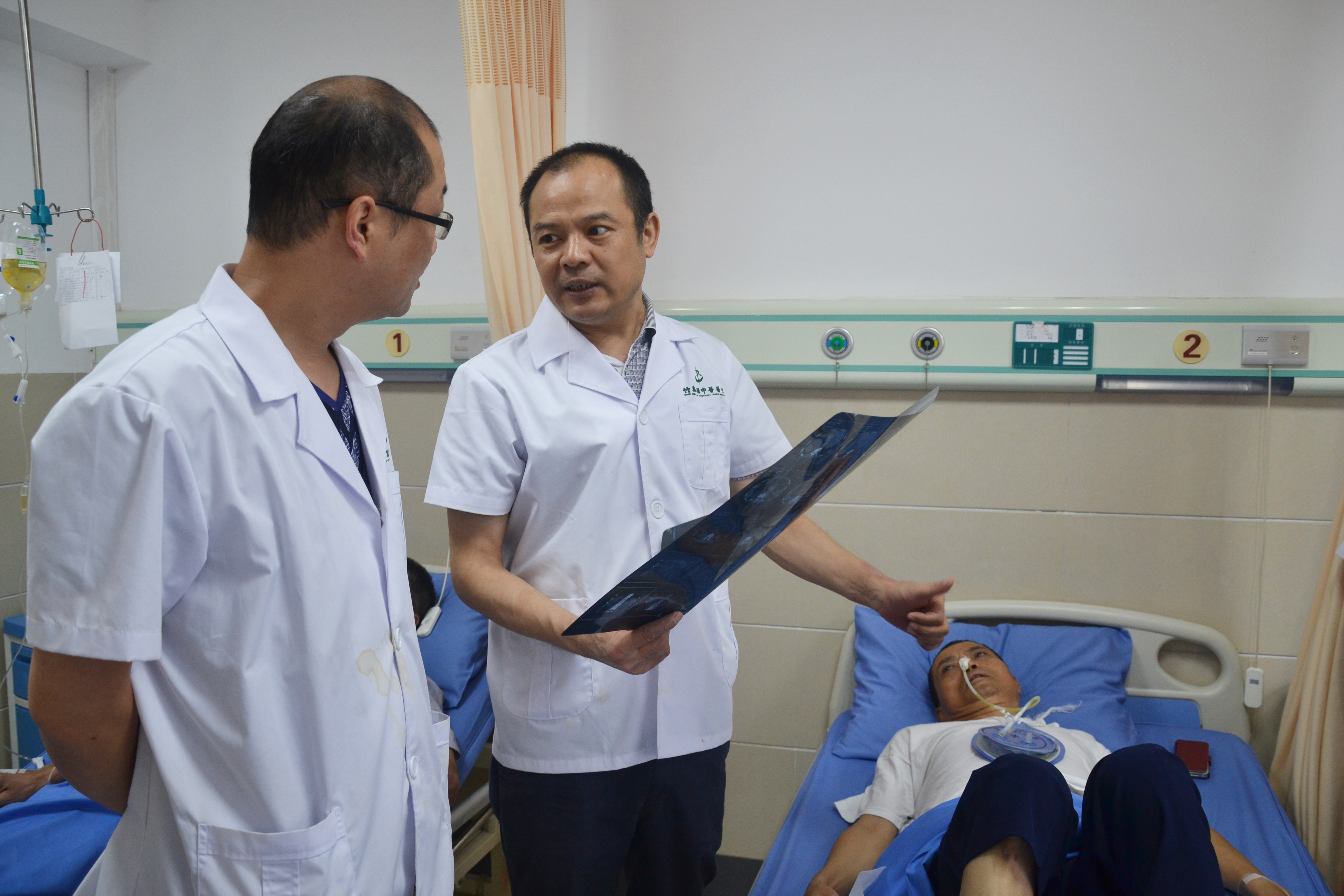 2015年8月5日，市人民医院专家指导查房。.jpg