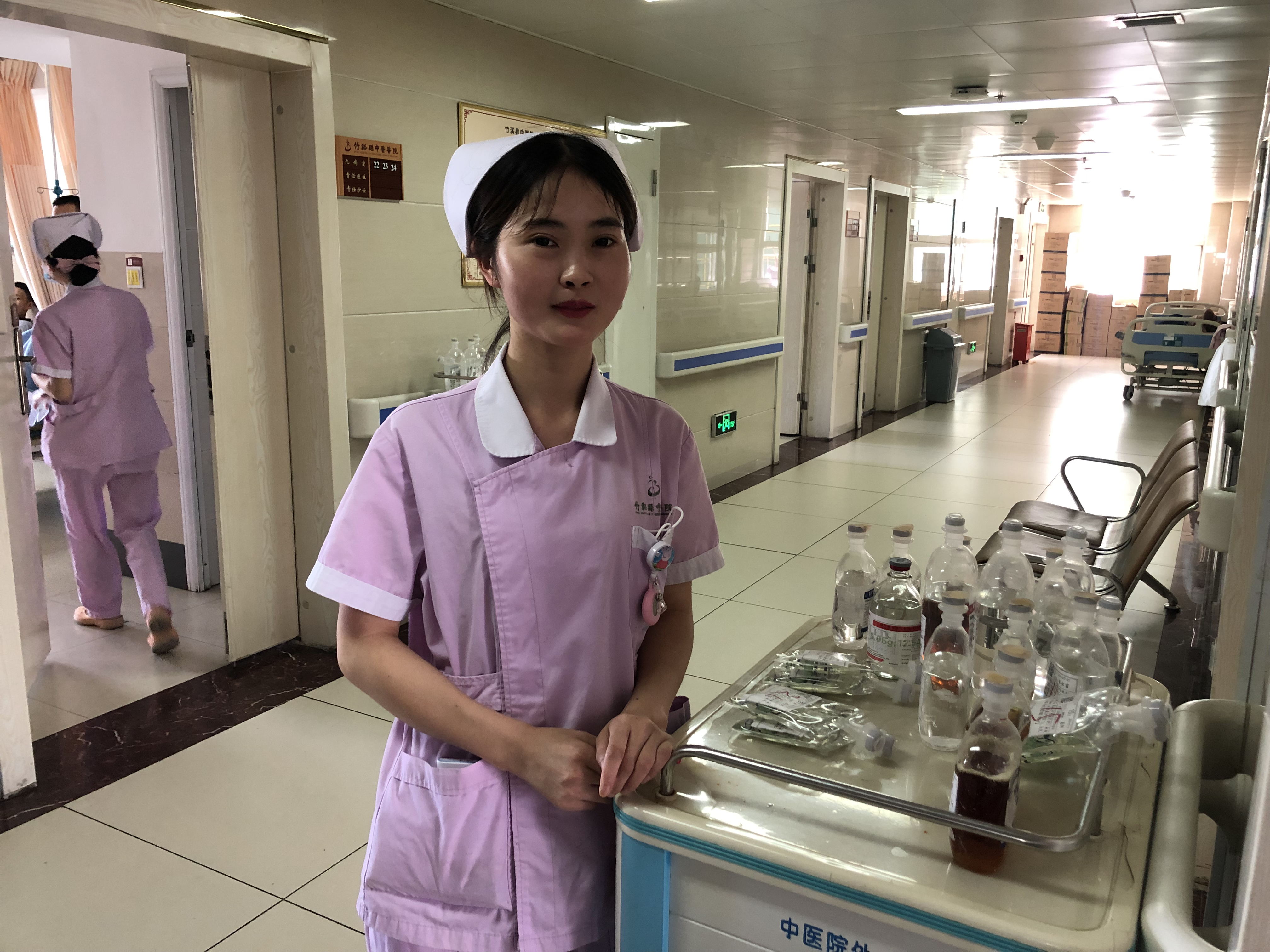 锦上添花世间常见，雪中送炭人间难得